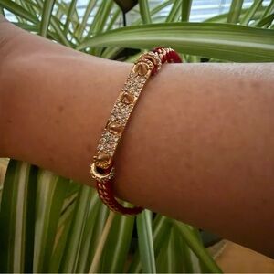 Da Vinci red macrame bracelet with gold-coloured beads and adjustable cord
